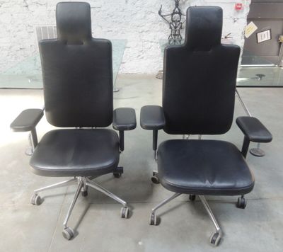 VITRA - Deux fauteuils de direction en métal chromé et cuir …