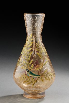 un vase en verre avec un oiseau sur une table
