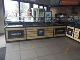 une photo d'un magasin avec un comptoir et une vitrine