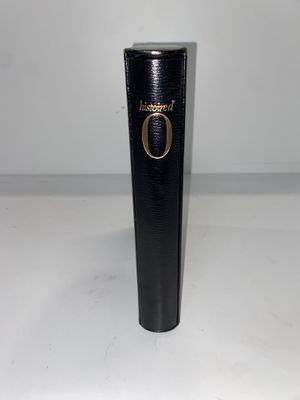 une boîte noire ornée d'un logo doré