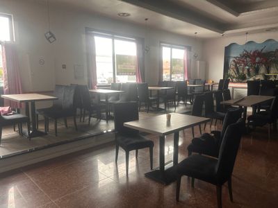 1 Lot de mobilier comprenant : +/- 65 Chaises simili cuir ro…