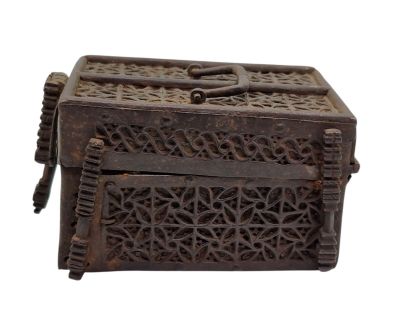une vieille boîte en bois sur laquelle est gravée une croix