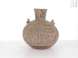 un vase brun posé sur une table à fond blanc