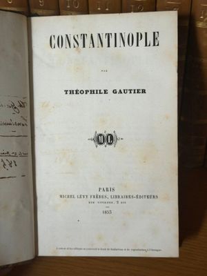 un livre ouvert sur une table