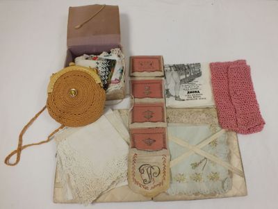 une petite boîte sur laquelle figurent de nombreux objets