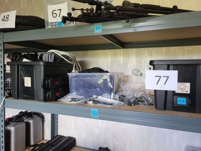 de nombreux objets divers sur les étagères de la pièce