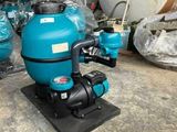 un gros plan d'une pompe à eau bleue et noire posée sur un support