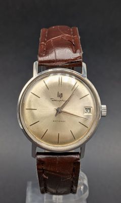 a close up of a wrist watch with a brown leather strap