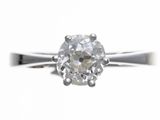 gros plan d'une bague en diamant sur fond blanc