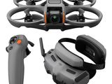 un gros plan d'un drone équipé d'une caméra et d'une télécommande