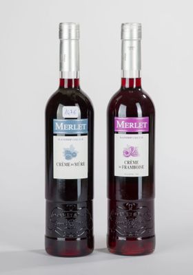 deux bouteilles de vin posées l'une à côté de l'autre sur une table