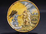 une assiette sur laquelle est représentée une peinture d'anges