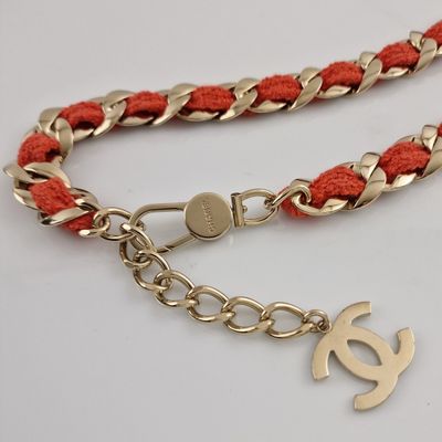 bracelet à chaîne plaquée or avec un cordon rouge et une breloque plaquée or