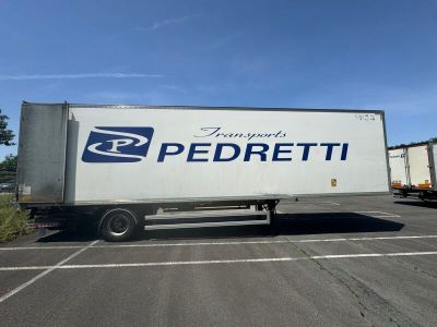 un camion semi-remorque garé dans un parking
