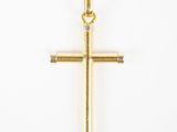 pendentif en forme de croix en or sur fond blanc