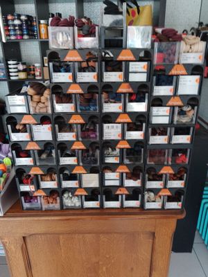 une vitrine présentant différents types de chaussures dans un magasin