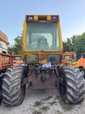 un gros tracteur garé sur un parking