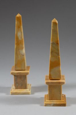 paire d'obélisques en marbre sculpté sur socles