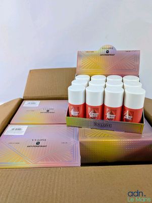 une boîte en carton contenant six tubes de baume à lèvres