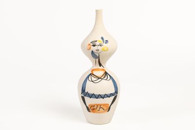 un vase blanc sur lequel est représentée une femme