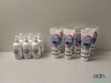 Plusieurs tubes de dentifrice sont alignés sur une table