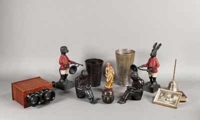 de nombreuses figurines posées sur une table