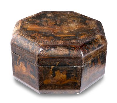 BOITE en bois laqué noir de forme octogonale à décor de scèn…