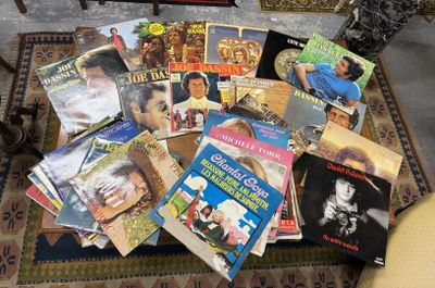 un grand nombre de livres posés sur une table
