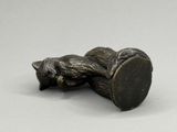 une photo d'une figurine en bronze représentant un ours