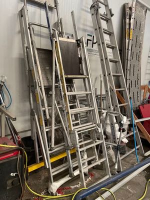 plusieurs échelles empilées dans une pièce