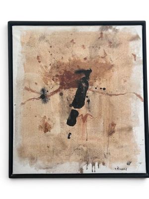 une peinture représentant le chiffre sept, noir et marron, sur fond blanc
