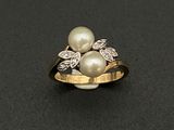 bague en perle et diamant sur un fond noir