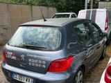 plusieurs voitures garées les unes à côté des autres dans un parking