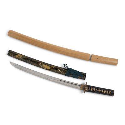 une image représentant un sabre de samouraï avec une poignée en bois sur fond blanc
