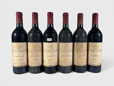 six bouteilles de vin sont alignées sur une surface blanche