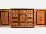 une grande armoire en bois comportant de nombreux tiroirs et portes