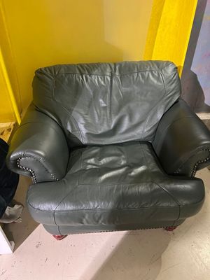 un fauteuil en cuir vert dans une pièce aux murs jaunes