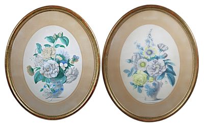 deux photos encadrées représentant des fleurs dans un vase sur fond blanc