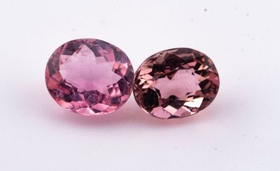 une paire de tourmalines roses sur un fond blanc