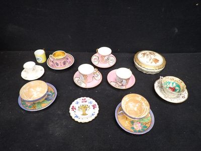de nombreuses tasses et soucoupes posées sur une table noire