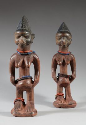 deux figurines en bois représentant un homme et une femme
