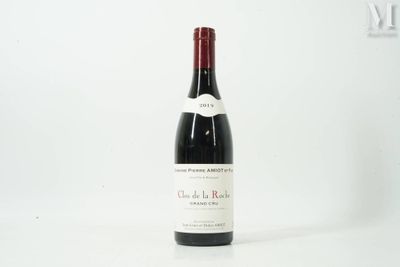 une bouteille de vin posée sur une table