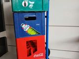 des boîtes empilées les unes sur les autres, avec un perroquet perché au sommet