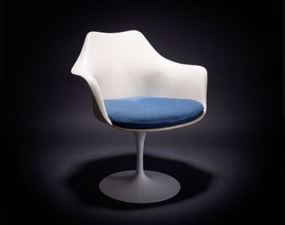 une chaise blanche avec une assise bleue sur fond noir