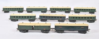 neuf wagons verts et beiges sur un fond blanc