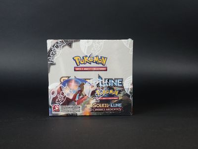 un gros plan d'une boîte de cartes à collectionner Pokémon sur fond noir