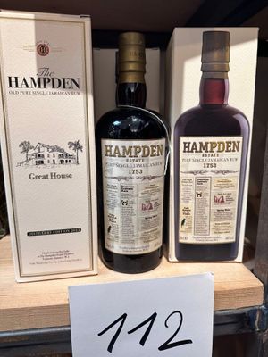 Deux bouteilles d'alcool se trouvent sur une étagère dans un magasin.