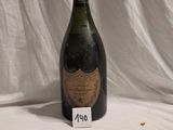 une bouteille de champagne posée sur une table, avec une étiquette dessus
