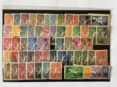 un gros plan d'un morceau de papier avec des timbres dessus