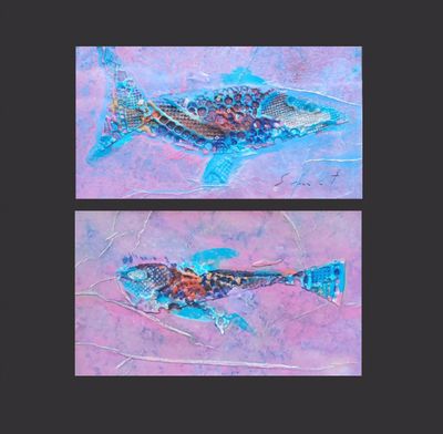 deux tableaux représentant un poisson sur un fond violet et bleu